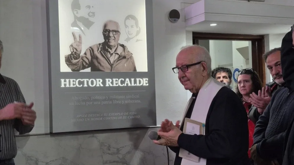 Gigantografía, bendición y memoria: el homenaje de APSEE al Papa Francisco